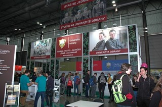 Univerzita obrany se představuje zájemcům o studium na brněnském veletrhu Gaudeamus