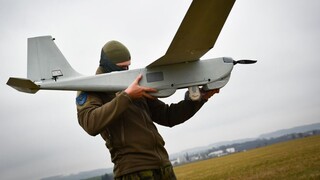 Na výcviku s Pumou 3AE. Bezpilotní novinka startuje odhozem z ruky 