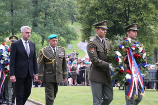 Ležáckou tragédii si u pomníku Kniha obětí připomněly stovky lidí