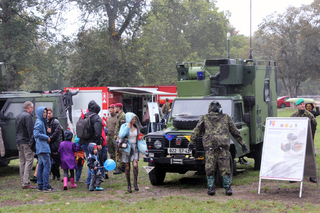 Vojenští výsadkáři skočili rovnýma nohama do středu Dne IZS a rozzářili deštivou oblohu