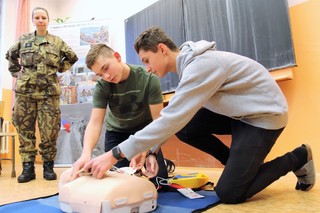 Liberečtí chemici vzali s sebou na POKOS do škol automatický externí defibrilátor i zkušenosti ze života