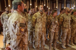 Vojáci, kteří se vrátili z mise v Iráku, drželi na letišti minutu ticha za tři padlé kolegy v Afghánistánu