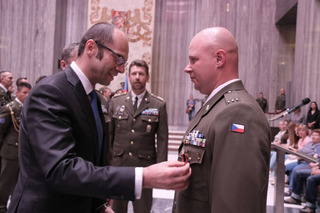 Medailemi Za službu v zahraničí byli dnes na Vítkově oceněni vojáci z Afghánistánu, Velké Británie a Mali