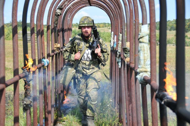 Vojensko-praktická soutěž prověřila studenty Univerzity obrany z první pomoci i fyzické odolnosti