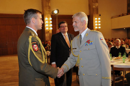 Commander of the 601st SFG Colonel Karel Rehka and Chief of the General Staff Lieutenant General Petr Pavel at the ceremony