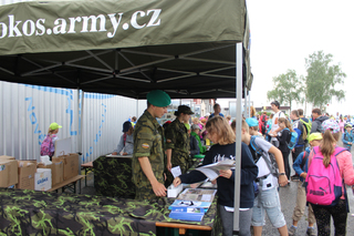 Během Den dětí s branně bezpečnostní tematikou na letišti v Novém Městě nad Metují pršely z nebe bonbóny