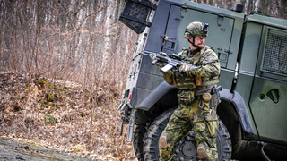 Dělostřelci kvůli Mali přesedli z těžkých houfnic do lehkých vozů Iveco