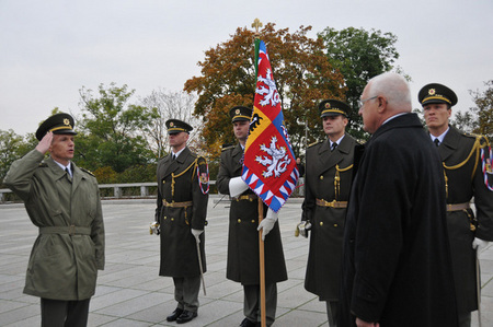 Commander of the 152nd Engineer Battalion Lieutenant Colonel Martin Kavalir reports to President of the Republic on the occasion of granting the combat standard