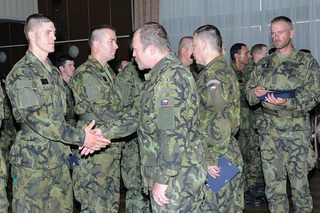 Mají splněno: Noví vojáci a vojákyně míří k útvarům i jednotkám aktivní zálohy 