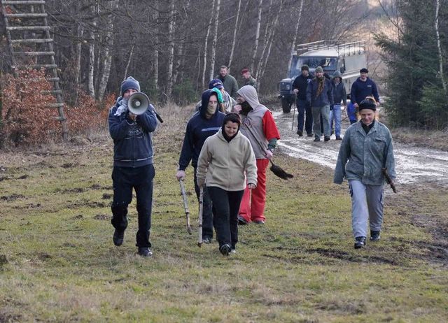 Protesters approach the base (simulation at the Brezina Military Training Area)