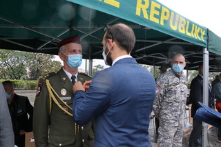 Vojáci, kteří před 30 lety osvobozovali Kuvajt, převzali ocenění