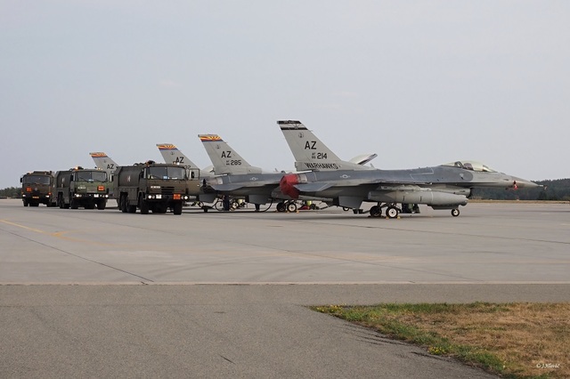 Americkému letounu F-16 selhal brzdící systém. Příprava na Ample Strike prověřila jeho funkčnost