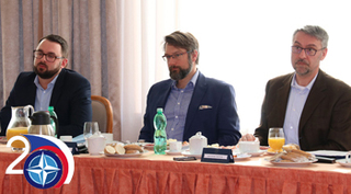 Tématy neformální snídaně s novináři byly významné projekty vyzbrojování i 20. výročí vstupu ČR do NATO