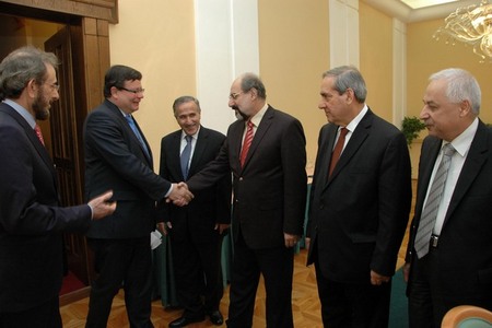 Iraqi Minister of Defence Sadoon Al-Dulaimi presents members of his delegation to Alexandr Vondra