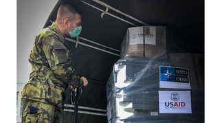 Do Česka dorazily plicní ventilátory poskytnuté NATO
