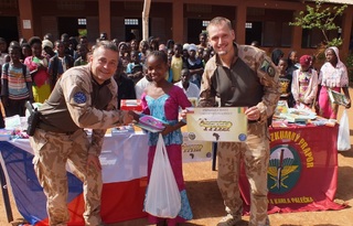 Čeští vojáci ve spolupráci s hnutím Stonožka předali pomůcky dětem ve školách v Bamaku