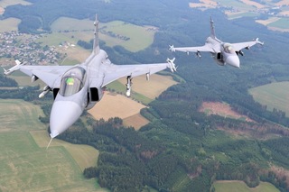 Nad Čáslaví fotografům pózovaly letouny CASA, L-159 Alca a Gripeny