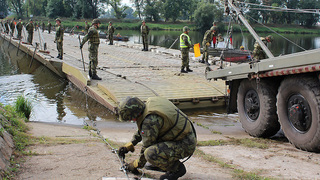 Nováčci z armády, aktivní zálohy a Texaské národní gardy společně přemostili Labe