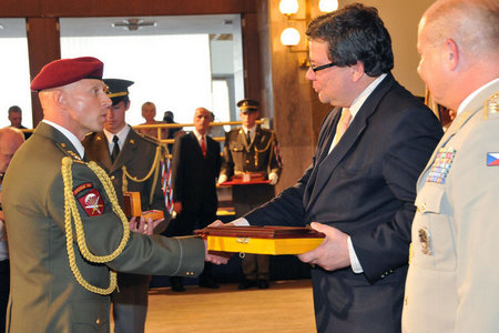 Colonel Pavel Kolar, commander of the 2nd Task Force, and Alexandr Vondra, Minister of Defence of the Czech Republic