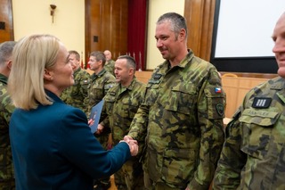 Mimořádná odpovědnost, občanská statečnost a vlastenectví. Ministryně obrany poděkovala záložákům za práci