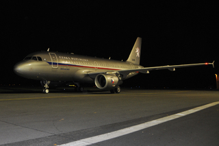 S padlým vojákem se na kbelském letišti rozloučil ministr obrany, prezident České republiky a další činitelé