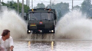 Povodně 2002 očima vojáků: Žokej ve Vltavě, záchrana z vrtulníku mezi dráty vysokého napětí i zázračná Tatra 815