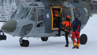 Vojenští letečtí specialisté s hasiči dvou krajů zachraňovali osoby z nepřístupného terénu na Zadově