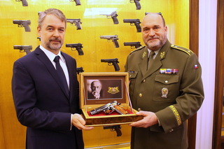 VHÚ získal od České zbrojovky dvě unikátní pistole z edic Republika a Anthropoid 