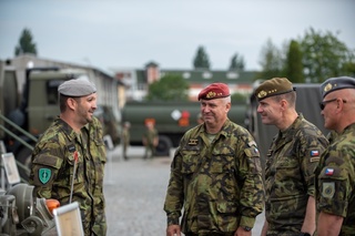Generál Řehka navštívil pardubickou posádku. Zavítal k logistikům, na Správu letiště a do CLV