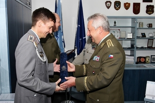 Generál Zůna předal ocenění AČR mezinárodním příslušníkům JCBRN Defence COE ve Vyškově