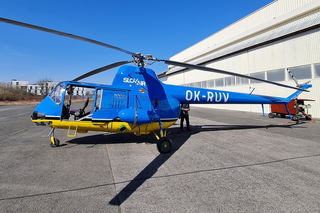 Vrtulník WSK SM-2 září po renovaci v podniku LOM PRAHA modrou i žlutou barvou