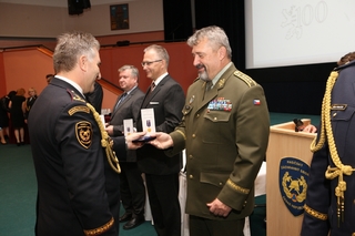 Hasičský záchranný sbor ocenil armádního generála Aleše Opatu pamětní medailí
