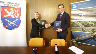 Ministryně obrany a ministr dopravy podepsali memorandum o spolupráci při rozvoji užívání dronů pro vojenské i civilní užití