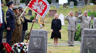 Ministryně obrany uctila památku čs. vojáků ve Skotsku: Jejich odkaz si dnes musíme připomínat o to více