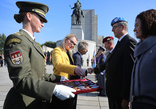 30 let od mise UNPROFOR. Ministryně ocenila příslušníky 1. praporu, který se mise účastnil