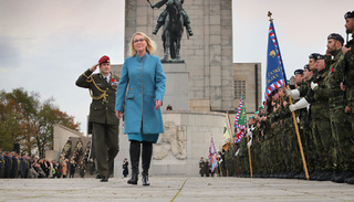 Ministryně a náčelník generálního štábu vzdali na Vítkově hold válečným veteránům
