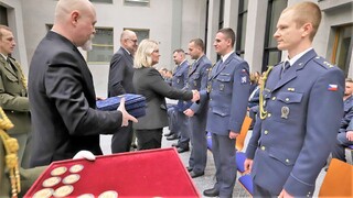 Výcvik ukrajinských vojáků, dodávky materiálu i návrh poválečné obnovy. Úspěch CZ PRES by se neobešel bez Ministerstva obrany