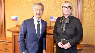 Ministryně obrany přijala velvyslance USA a Velké Británie