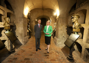 Ministryně obrany provedla prince Edwarda místem posledního boje čs. parašutistů