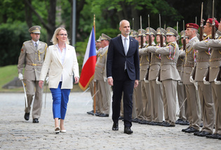 Ministryně obrany se setkala se svým slovenským protějškem. Jednali o možné spolupráci nejen u CV90