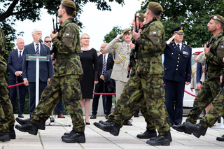 Máme příležitost společně vybudovat armádu 21. století, řekla vojákům ministryně obrany při oslavě jejich svátku