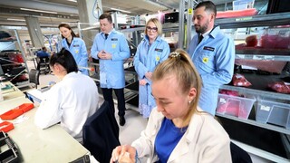 Ministryně Černochová navštívila strategický podnik Ray Service