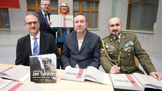 Kniha o generálu Syrovém, jež má přispět k jeho morální rehabilitaci, byla pokřtěna v Armádním muzeu Žižkov
