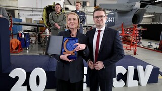 Ve vzduchu i na zemi, létat i bojovat. To vše učí piloty Centrum leteckého výcviku už 20 let