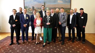 Ministryně obrany poděkovala dobrovolníkům za vytrvalou pomoc válkou zmítané Ukrajině