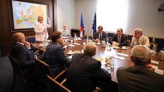 Členové vlády navštívili Vojenské zpravodajství