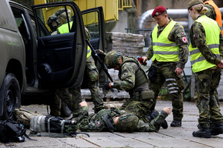 Ministryně obrany Jana Černochová si prohlédla ukázku výuky první pomoci v bojových podmínkách