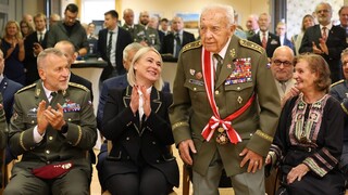 Výstřel z děla i výstava na jeho počest. Pamětník dukelských bojů Miloslav Masopust slaví 100 let