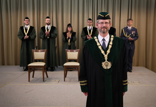 Nový rektor Univerzity obrany převzal univerzitní insignie