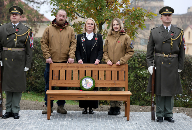 Areál Ministerstva obrany na Valech má svou vzpomínkovou lavičku válečných veteránů